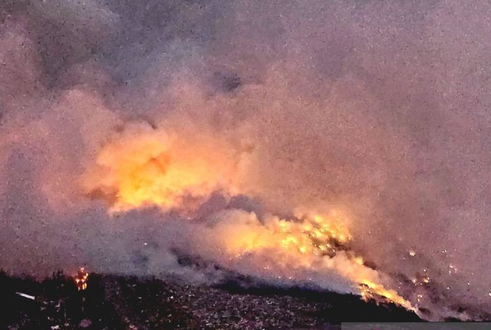 Kebakaran yang melanda TPA Jatibarang Semarang, Jumat (6/10) petang. - Image