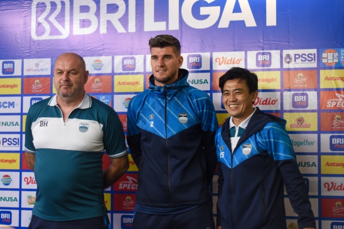 Pelatih Persib, Bojan Hodak (kiri) menyatakan timnya siap memberikan kejutan saat dijamu Persebaya Surabaya, Sabtu (7/10) sore. - Image