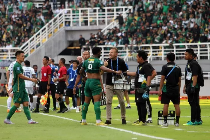 Josep Gombau bicara soal melarang Paulo Victor menendang penalti di laga Persebaya vs Persib./Andy/Radar Surabaya - Image