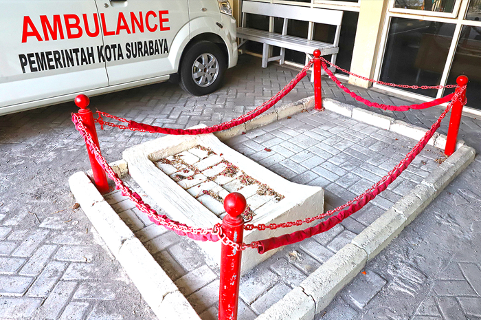 TAK BERNAMA: Pusara yang diyakini berisi jasad Mbah Gempol bisa ditemukan di lahan parkir Puskesmas Banyu Urip, Surabaya. - Image