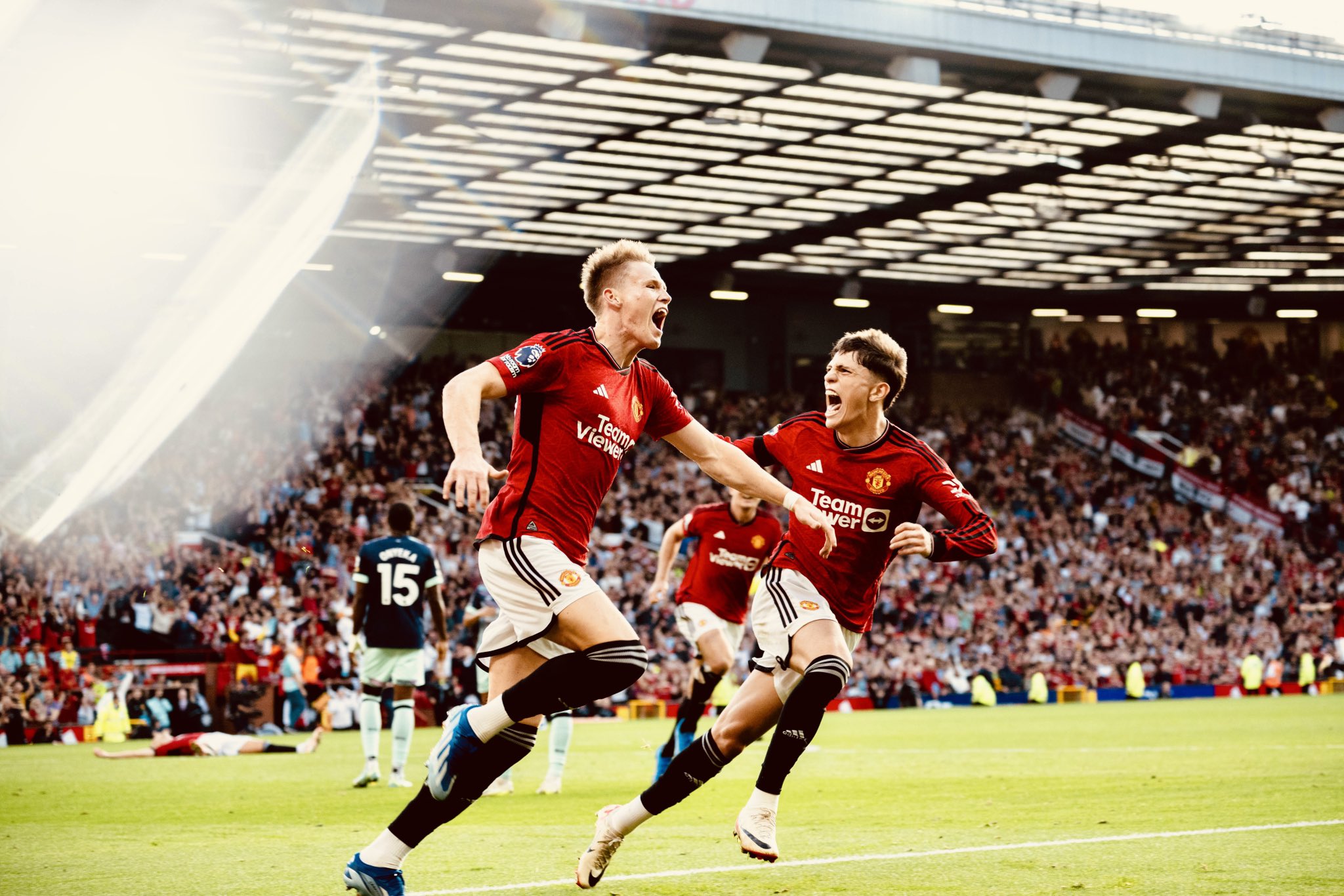 McTominay bersama Garnacho merayakan gol kemenangan dimenit akhir. Sumber Foto : X (@manutd) - Image