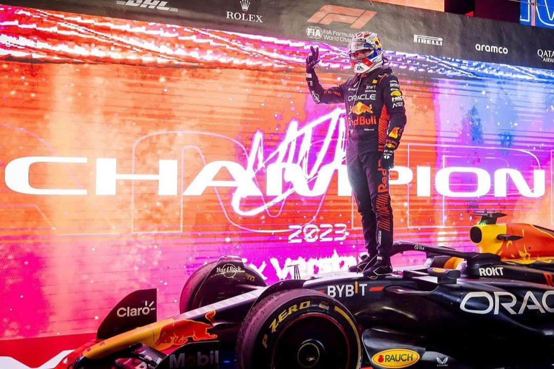 Pembalap Red Bull Racing Max Verstappen sesaat usai merayakan gelar juara dunia ketiganya di Sirkuit Losail, Qatar. - Image