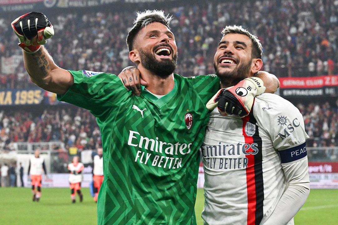 Pemain AC Milan Olivier Giroud (kiri) bersama Theo Hernandez (kanan). (Instagram/@acmilan). - Image