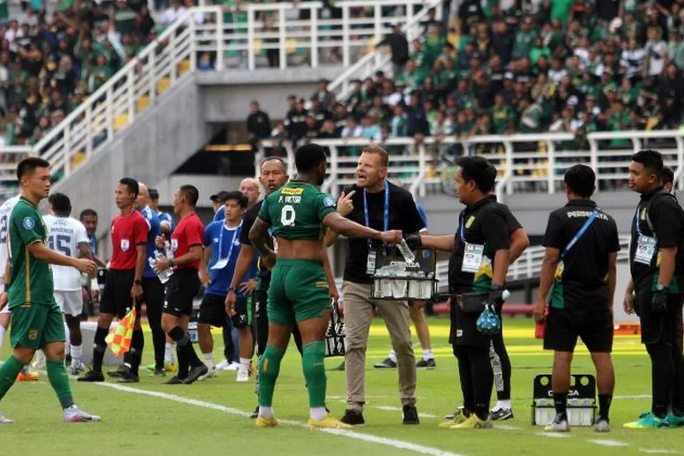 Paulo Victor saat melakukan protes ke pelatihnya, Josep Gombau. - Image