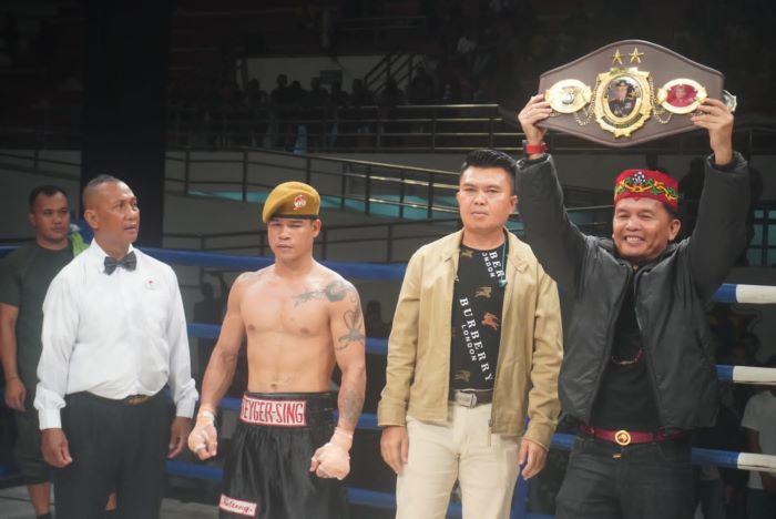 Agustiar Sabran selaku promotor (kanan) memberikan sabuk emas kepada Hamson Eyger Sinh Lamandau yang mengalahkan Paul Rassi di kelas bantam 52,5 kg. - Image
