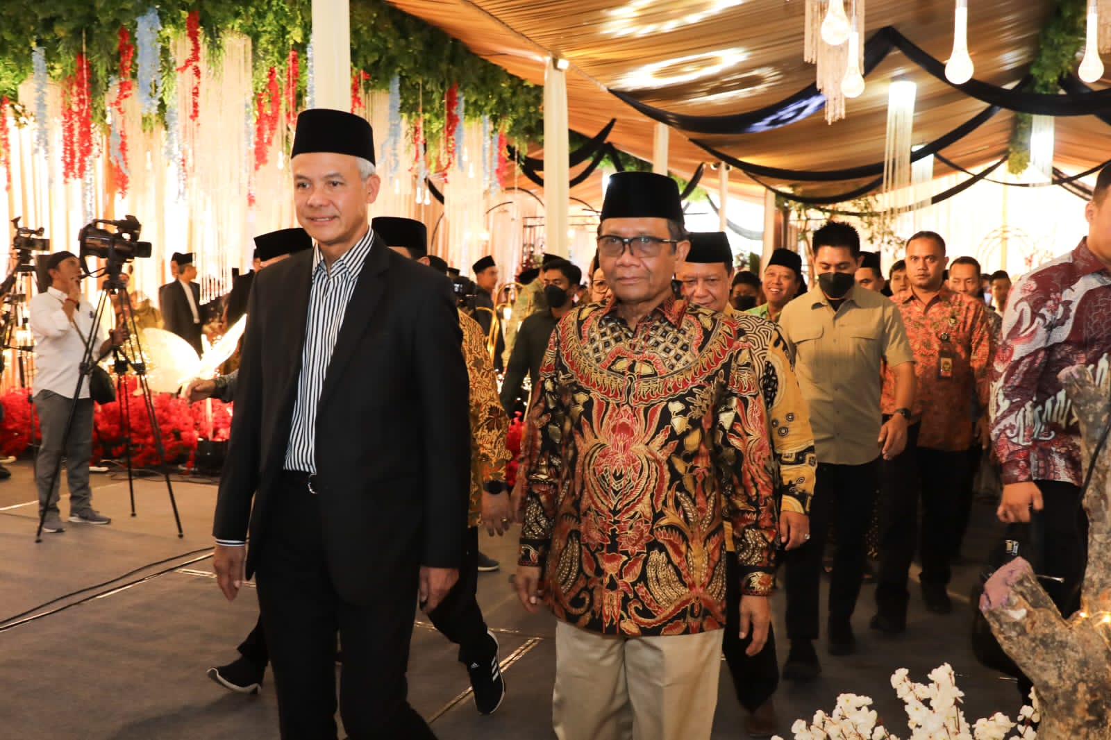 Bakal Calon Presiden (Bacapres) Ganjar Pranowo bersama Menko Polhukam Mahfud MD menghadiri acara pernikahan ngunduh mantu dari pasangan Muhammad Shobbah dan Nawwal Fayyadah. (Tim Ganjar) - Image