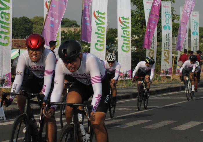 Para pembalap sepeda Tour of Kemala 2023 melewati rute sepanjang 55 km. - Image