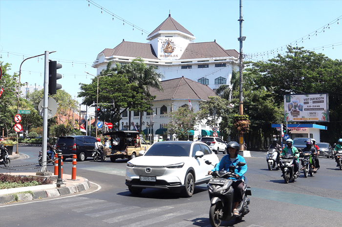 PADAT: Sejumlah pengendara melintas di persimpangan Jalan Raya Darmo-Polisi Istimewa beberapa waktu lalu. - Image
