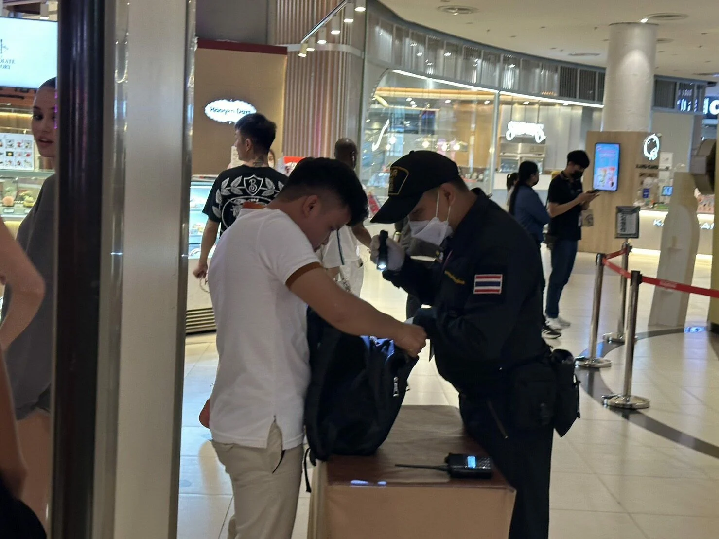peningkatan keamanan di mall usai insiden penembakan / sumber The Thaiger - Image