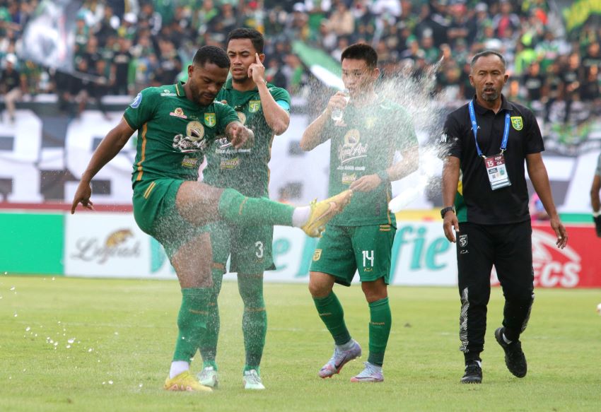 Paulo Victor menendang botol minuman setelah dilarang mengeksekusi penalti. - Image