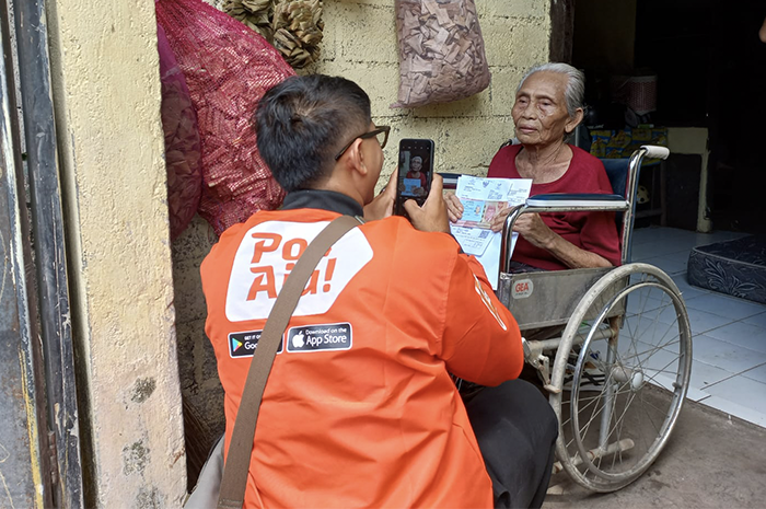 Petugas Pos Indonesia saat mendistribusikan sembako dan bantuan sosial di Bali - Image