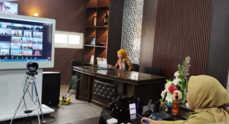 Bupati Mamuju sedang memimpin Apel yang dilaksanakan secara virtual pada senin (9/10). - Image