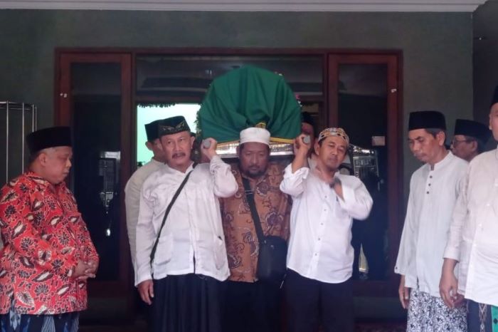 Jenazah tokoh Nahdlatul Ulama Jawa Timur KH Choirul Anam atau Cak Anam diberangkatkan menuju Masjid Jamin Kibar di kawasan Jalan Kutisari Indar Barat, Surabaya untuk disalatkan, Senin (9/10). - Image