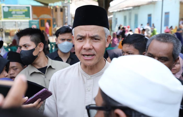 Bakal Calon Presiden (Bacapres) Ganjar Pranowo mendatangi Pondok Pesantren (Ponpes) Al-Jauhariyah Balerante, Palimanan, Kabupaten Cirebon. Sejumlah materi dibahas dalam pertemuan ini. - Image