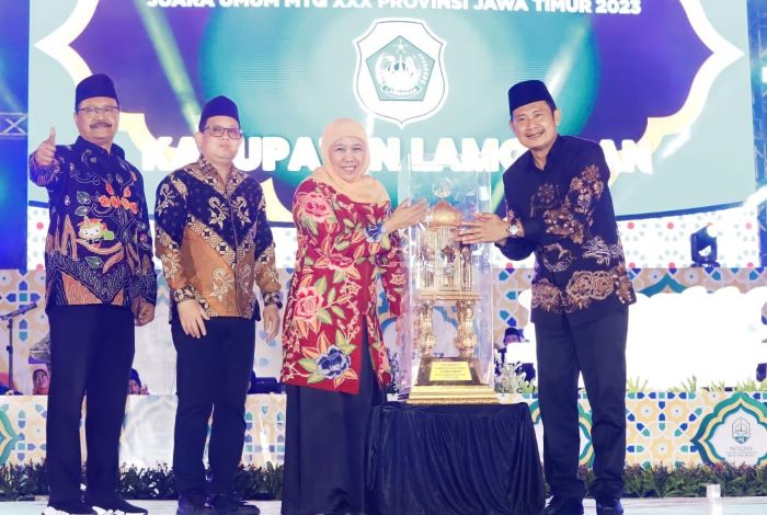 Gubernur Khofifah Indar Parawansa menutup gelaran MTQ XXX tingkat Provinsi Jatim 2023 di Stadion Untung Surapati, Kota Pasuruan, Minggu (8/10) malam. - Image