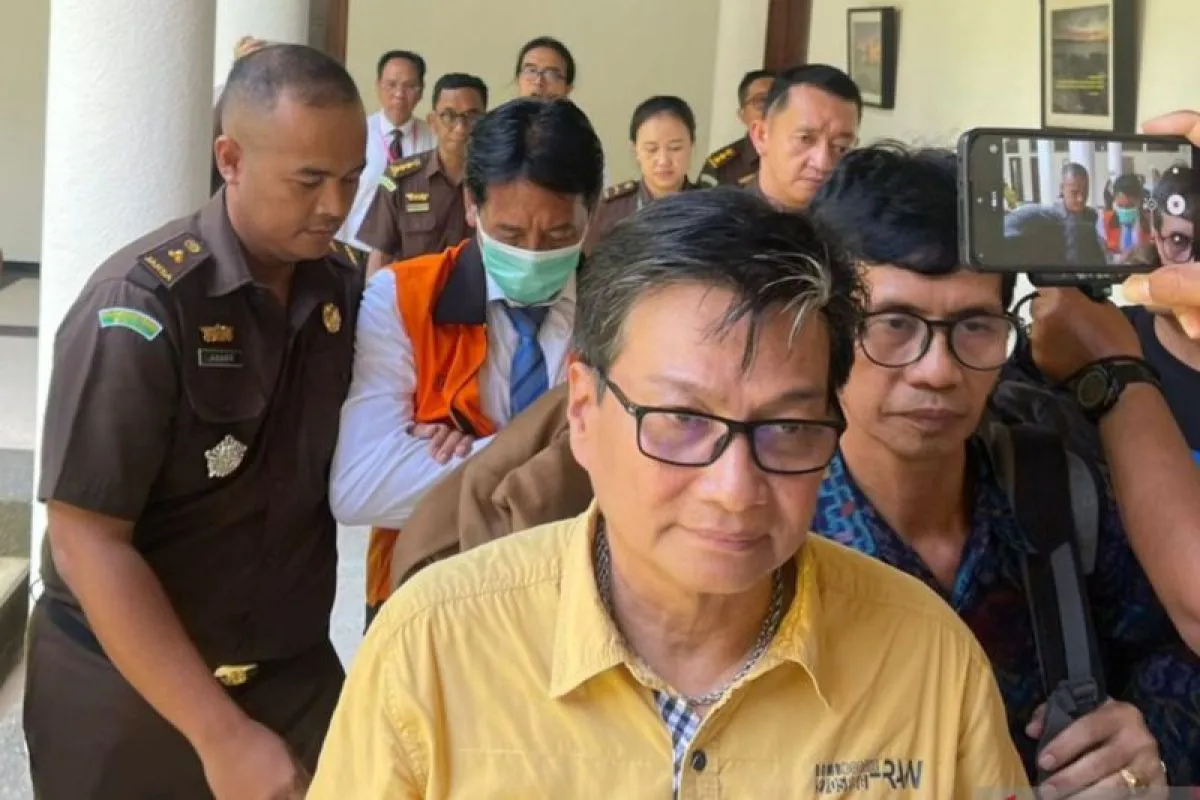Rektor Universitas Udayana Prof. Dr. I Gede Nyoman Antara (belakang pakai rompi). ANTARA/Rolandus Nampu - Image