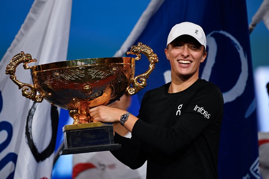 Iga Swiatek memamerkan trofi China Open yang diraihnya kemarin. - Image