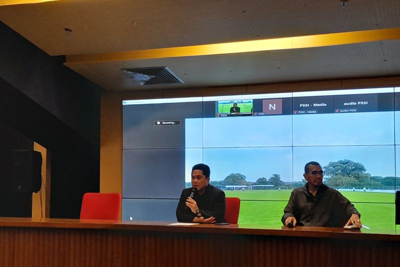 Ketua Umum PSSI Erick Thohir (kiri) bersama dengan Exco PSSI Arya Sinulingga dalam konferensi pers yang berlangsung di media center Stadion Gelora Bung Karno, Jakarta, Selasa (10/10/2023). - Image