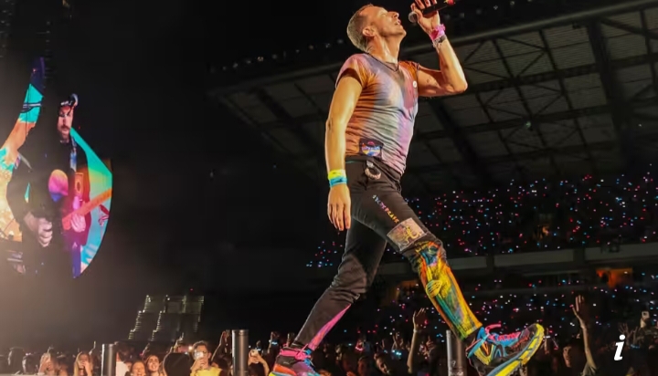 Chris Martin dari Coldplay di konser di Coimbra di Portugal tahun ini, band ini mengklaim mantan manajer mereka gagal mengendalikan anggaran tur mereka. Sumber Foto: Paulo Novais/EPA - Image