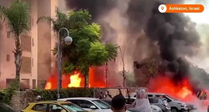 Tangkapan layar serangan udara yang dilakukan oleh Kelompok Hamas di wilayah Israel menyebabkan berbagai fasilitas umum terbakar./Reuters via Jawa Pos - Image