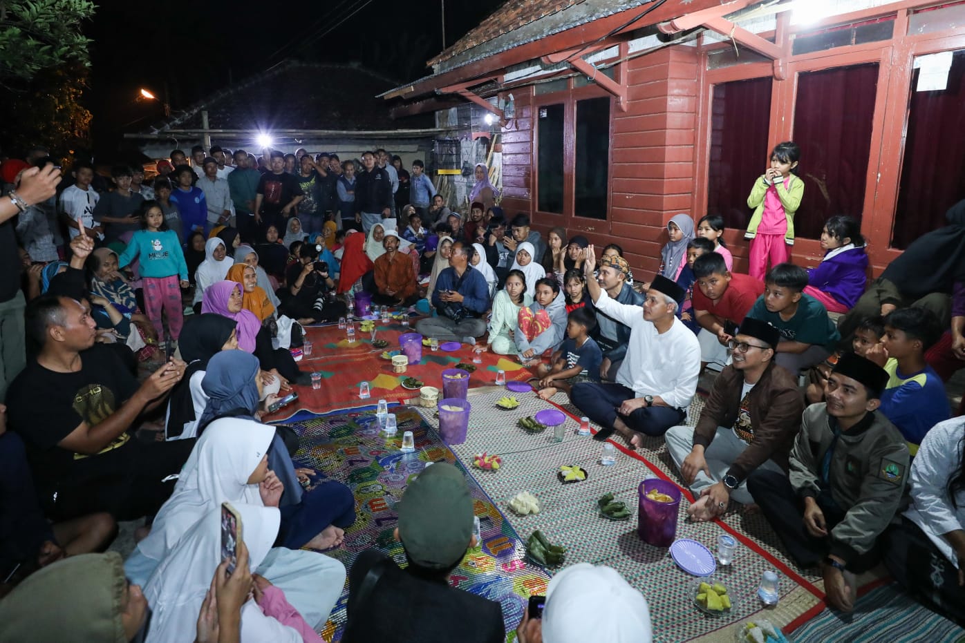 Bakal calon presiden (bacapres) Ganjar Pranowo mengunjungi Kampung Nagrog, Desa Muncang, Kecamatan Sodonghilir, Kabupaten Tasikmalaya, Jawa Barat. - Image