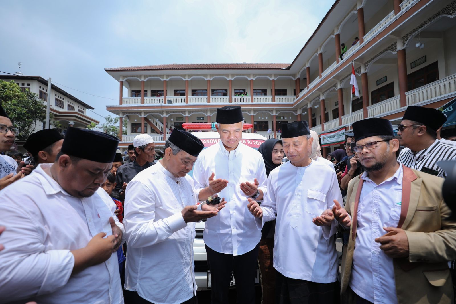- Bakal Calon Presiden (Bacapres) Ganjar Pranowo menyambangi Pondok Pesantren (Ponpes) Cipasung, Tasikmalaya, Jawa Barat. (Tim Ganjar untuk JawaPos.com) - Image