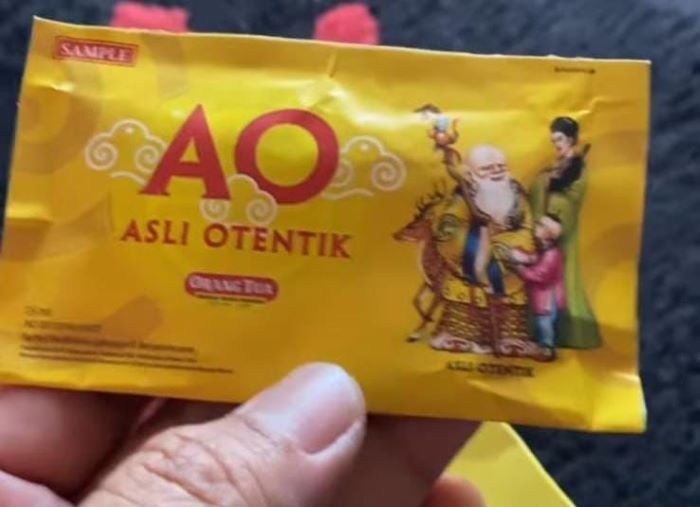 Produk minuman kemasan sachet AO (Asli Otentik) warna kuning oranye. - Image