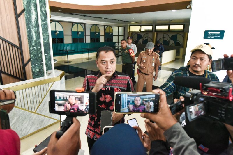 Wali Kota Surabaya Eri Cahyadi saat meninjau Stadion GBT Surabaya, Senin (9/10/2023). - Image