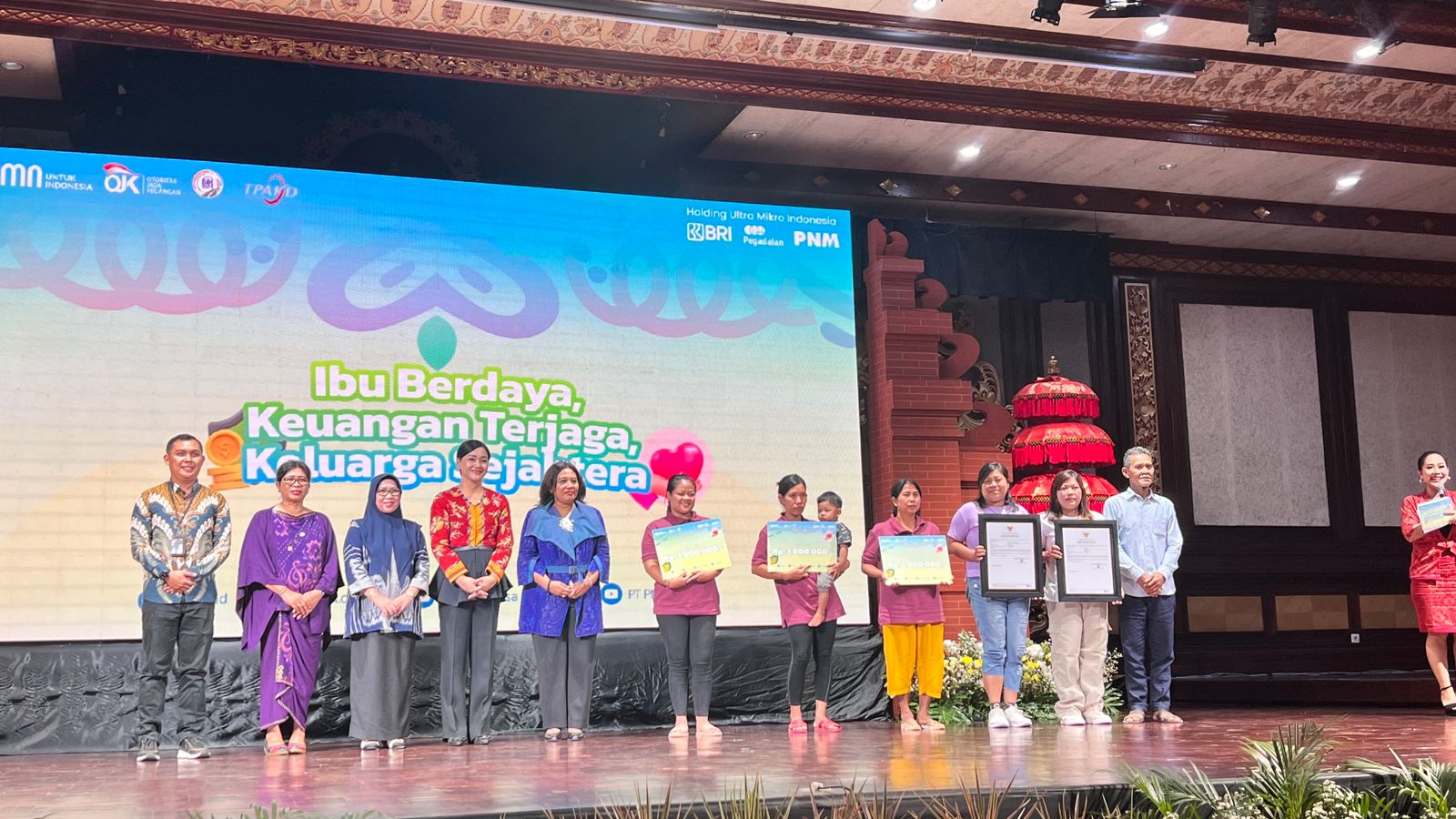 PNM mengadakan acara “Ibu Berdaya, Keuangan Terjaga, Keluarga Sejahtera” dalam rangka Bulan Inklusi Keuangan di Gedung Ksirarnawa Art Center Denpasar Bali. (Dok. PNM) - Image