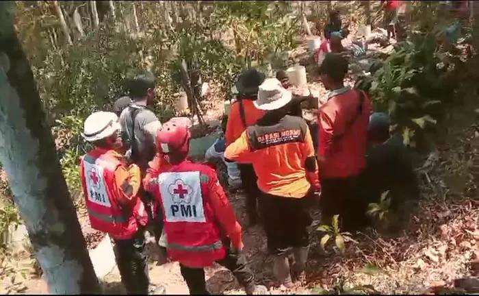 Sebagian relawan karhutla Gunung Lawu utara mulai merasakan kelelahan. (ASEP SYAEFUL BACHRI/JAWA POS RADAR NGAWI) - Image
