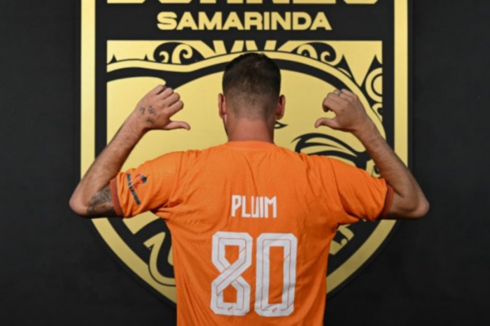 Gelandang Wiljan Pluim menunjukkan nomor punggung yang akan ia pakai bersama klub anyarnya Borneo FC. (HO-borneofc.id) - Image