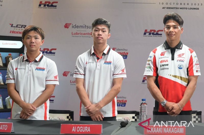 Pembalap Moto3 Taiyo Furusato (kiri), pembalap Moto2 Ai Ogura (tengah), pembalap MotoGP Takaaki Nakagami (kanan) berpose pada acara Meet and Greet Idemitsu Riders di Jakarta Selatan, Selasa (10/10). - Image