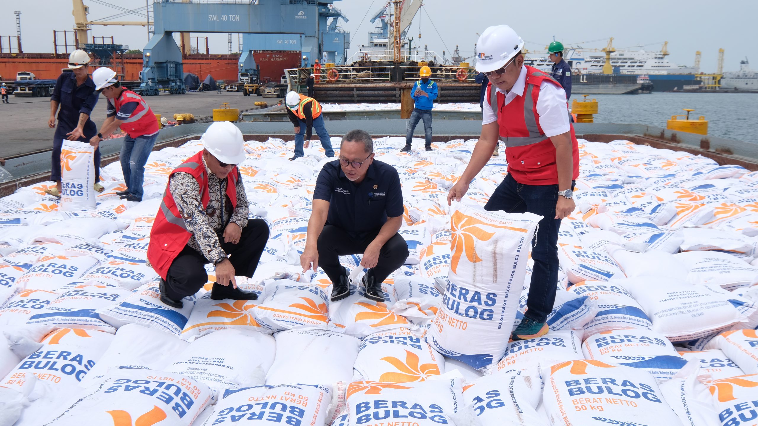 Menteri Perdagangan Memantau Distribusi Beras Bulog./ bulog.co.id - Image