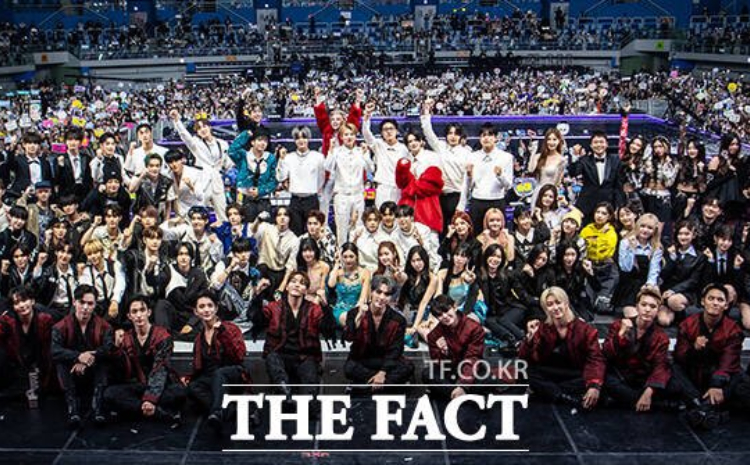 Semua artis berfoto bersama di atas panggung setelah acara TMA selesai / X @kchartsmaster - Image