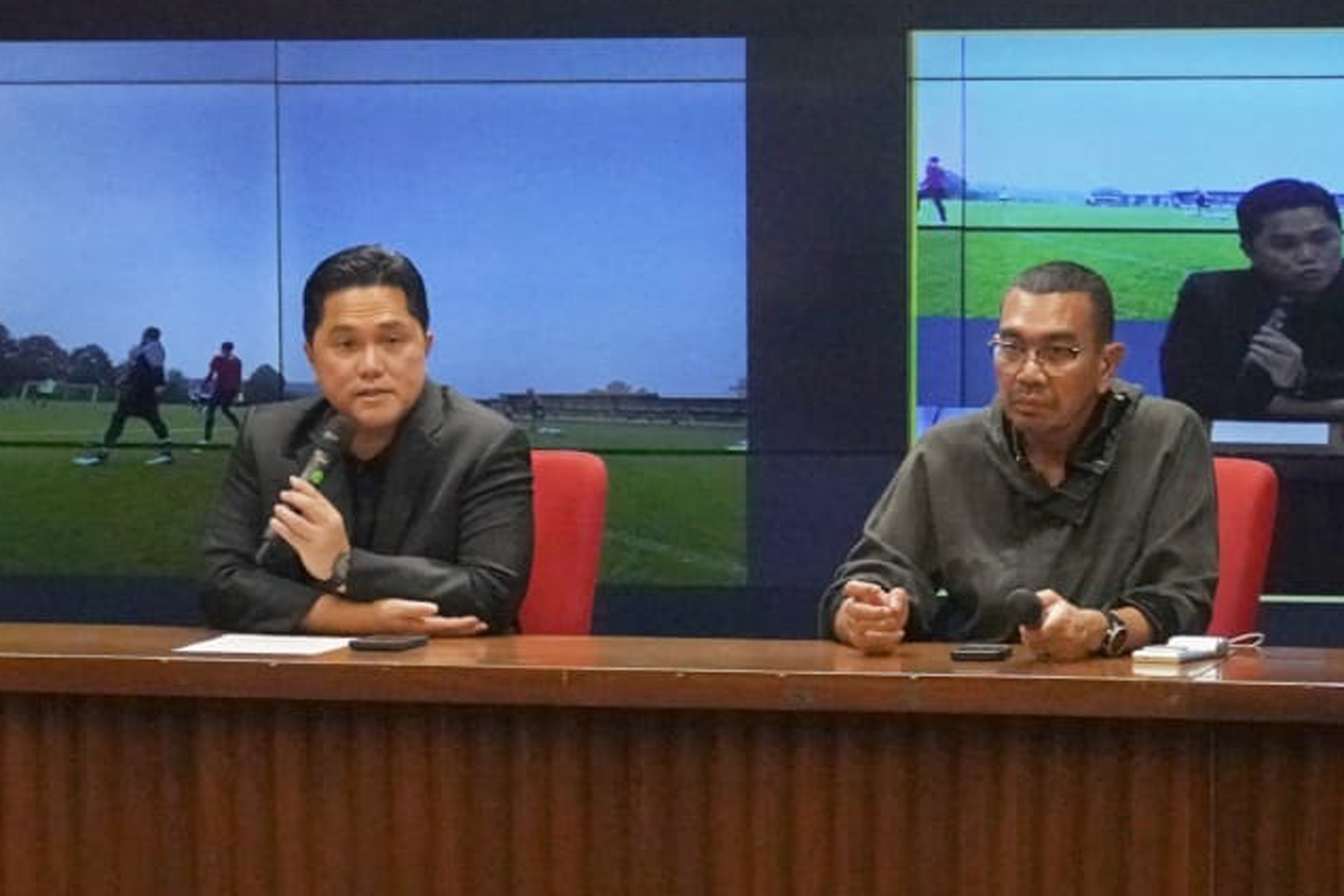 Ketua Umum PSSI Erick Thohir (Kiri) sedang memaparkan persiapan piala dunia U-17./ pssi.org - Image
