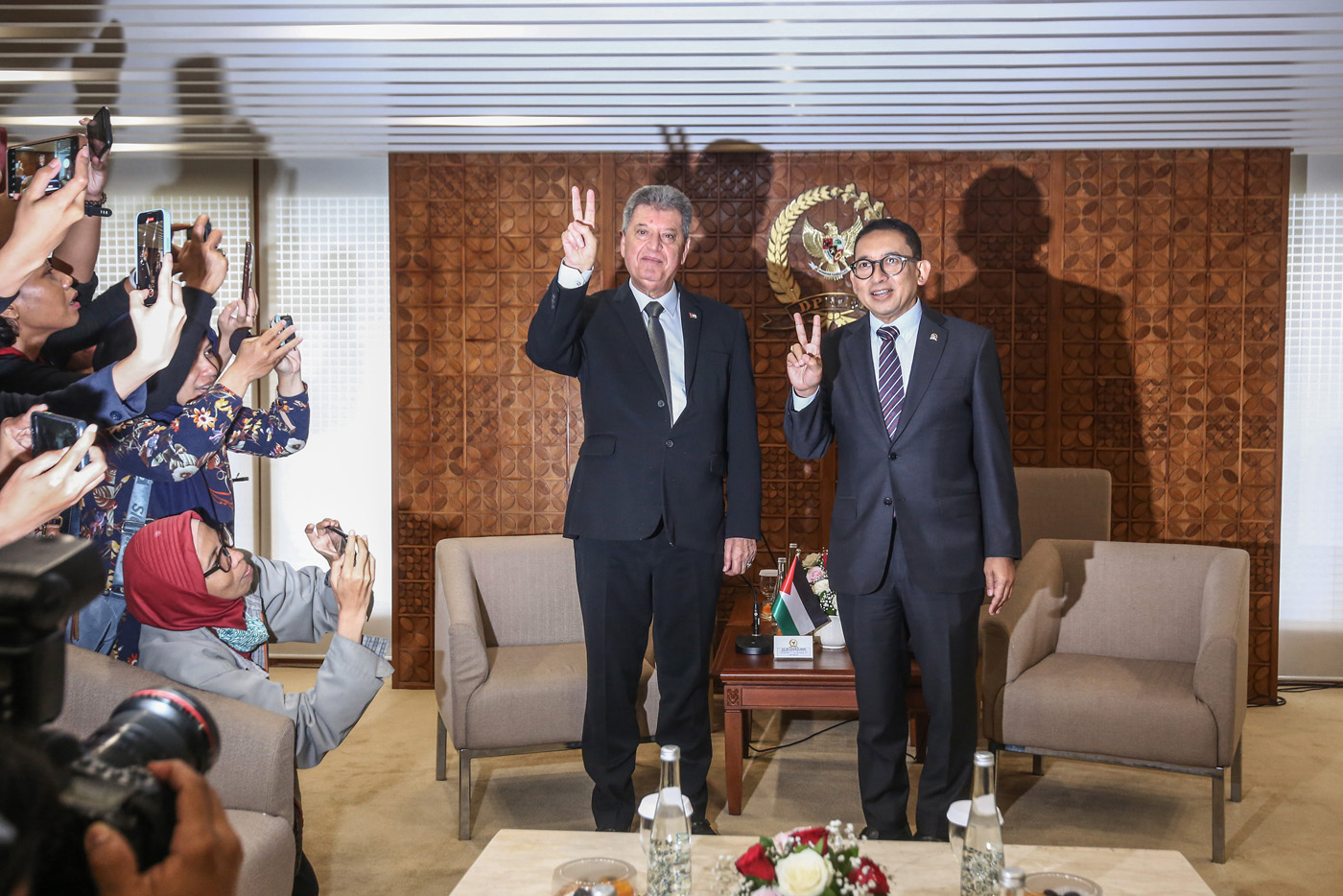 Duta Besar Palestina untuk Indonesia Zuhair S.M. Al Shun bersama Kepala BKSAP Fadli Zon saat melangsungkan pertemuan dengan DPR di Komplek Parlemen Senayan, Jakarta, Selasa (10/10/23). - Image