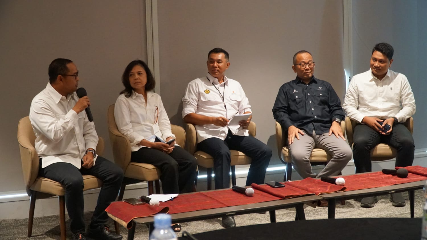 Kepala Divisi Pengelolaan Rantai Suplai SKK Migas Eka Bhayu Setta (tengah) dalam diskusi “IOG e-Commerce” Pasar Digital Hulu Migas Indonesia di Tangsel, Banten, Rabu (11/10/2023). - Image