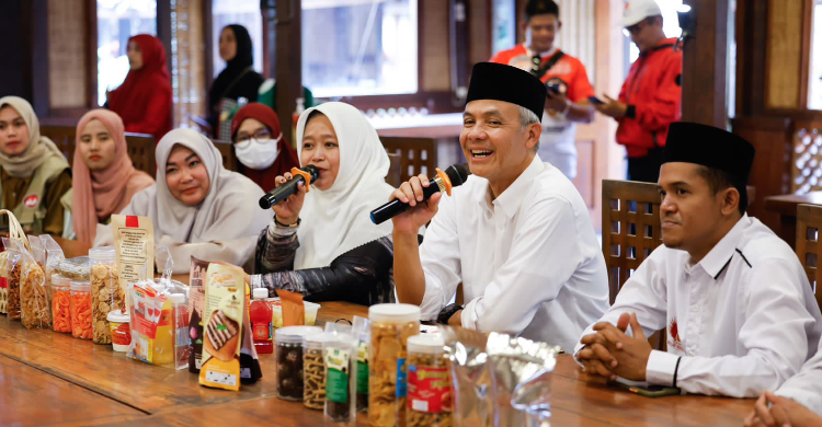 Bakal Calon Presiden Bacapres menemui Pengusaha Lokal se-Tasikmalaya. Pertemuan itu para pengusaha mendapatkan wejangan dari Ganjar. (Ist) - Image