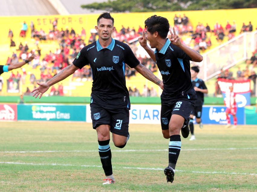 Silvio Escobar (kiri) merayakan golnya untuk Persela Lamongan ke gawang Deltras FC. - Image