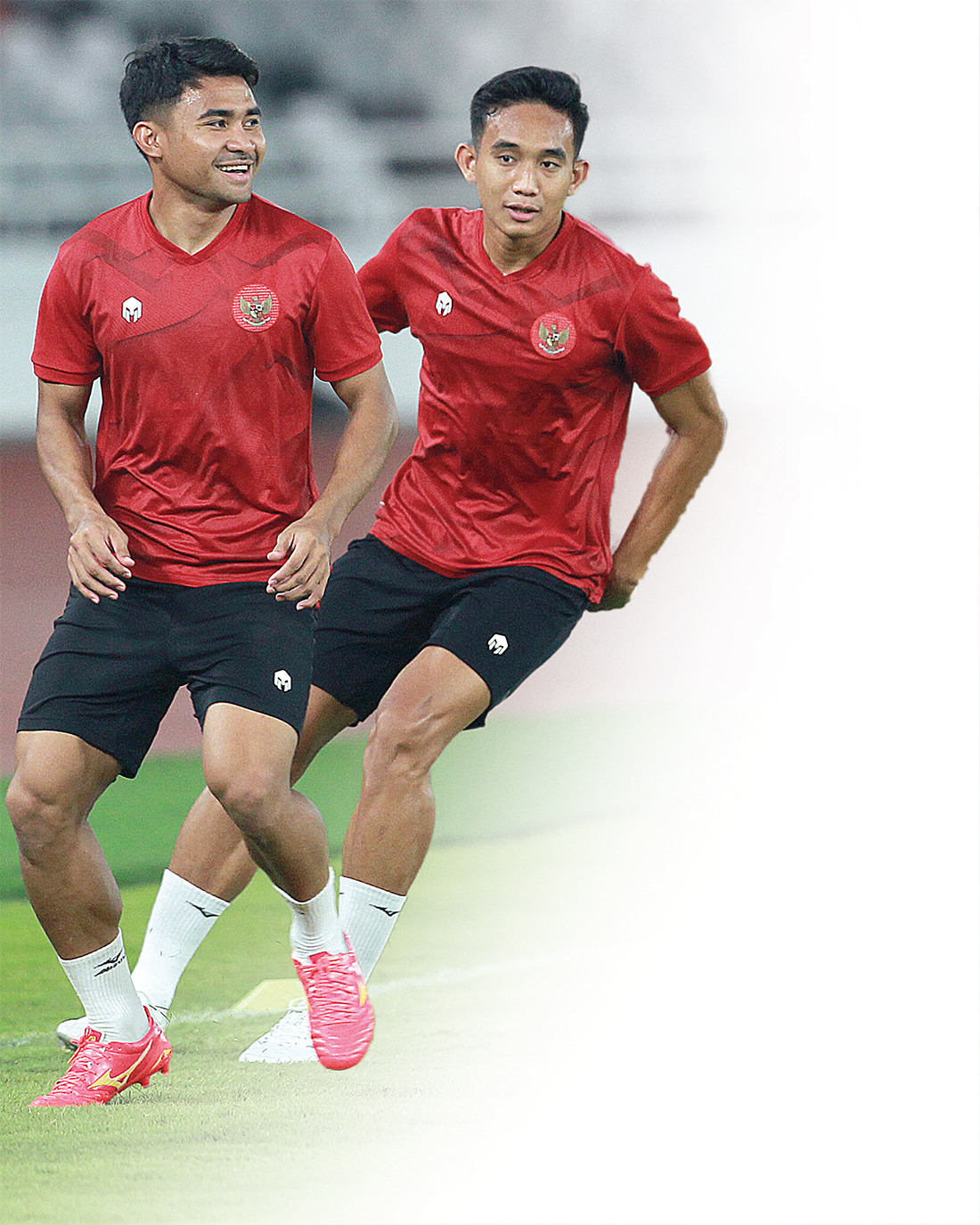 Asnawi Mangkualam dan Rizky Ridho dalam sesi latihan di Stadion Gelora Bung Karno. - Image