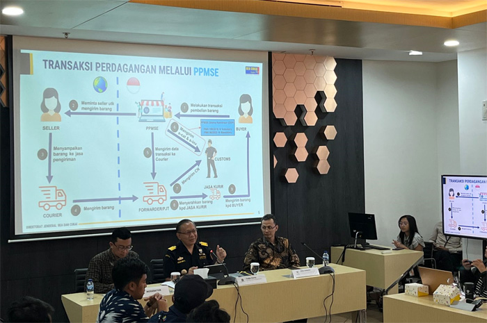 Direktur Teknis Kepabeanan, Ditjen Bea dan Cukai Kemenkeu, Fadjar Donny Tjahjadi (tengah) dalam Media Briefing di Kantor Kemenkeu, Jakarta Pusat, Kamis (12/10). - Image