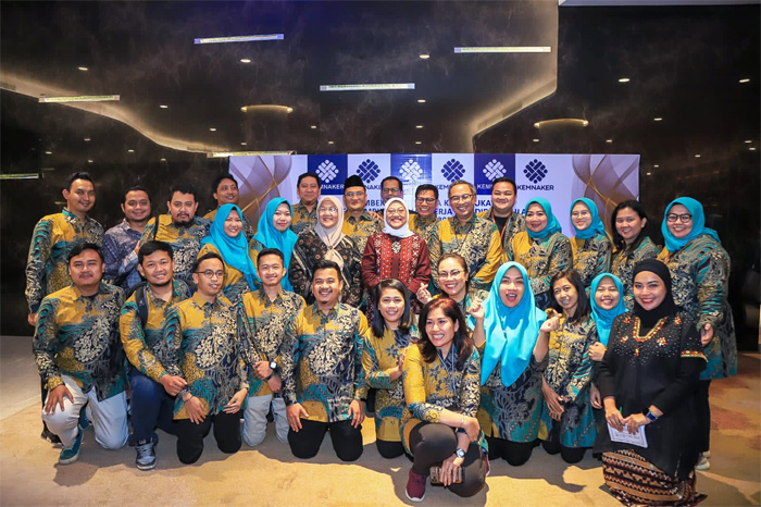 Menaker Ida Fauziyah berfoto bersama usai memberikan Pembekalan kepada 333 TKS Pendamping TKM Pemula Tahap II Tahun 2023 di Cikarang, kabupaten Bekasi, Jawa Barat, Rabu (11/10/2023). - Image