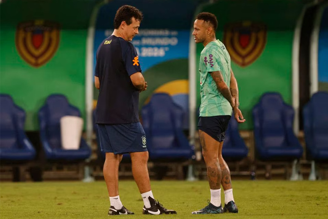 Neymar dan Pelatih Brasil, Fernando Diniz ketika latihan timnas Brasil di Cuiaba, Brasil pada Selasa (10/10). - Image