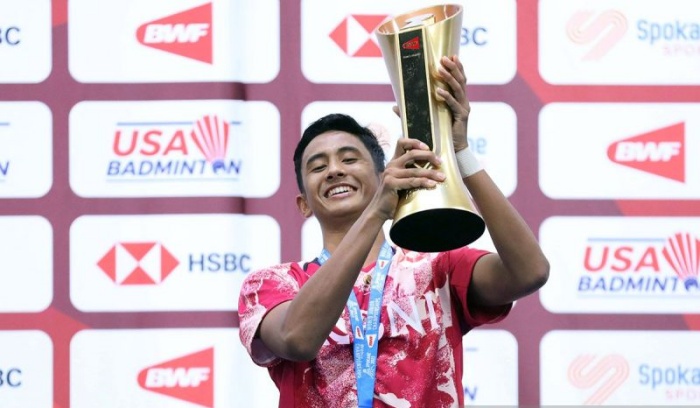 Alwi Farham mengangkat Piala yang dia raih sebagai juara BWF World Junior Championships 2023 di The Podium Arena, Spokane, Washington, AS, Minggu (8/10/2023). ANTARA/HO-PBSI - Image