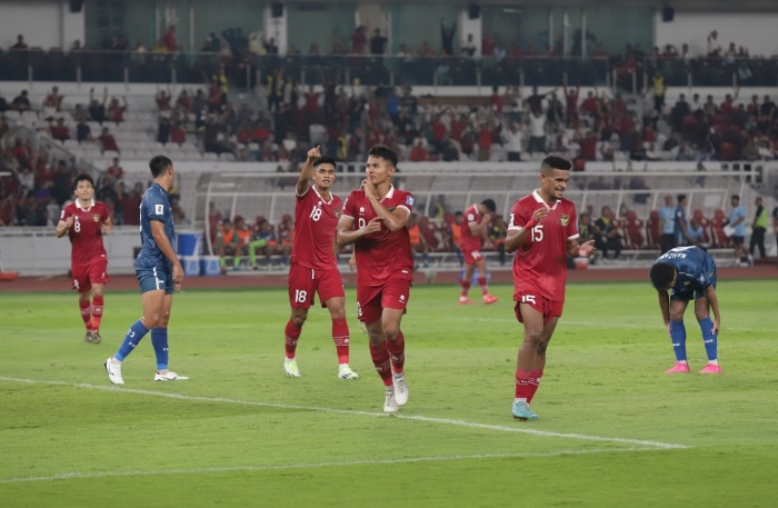 Dimas Drajad (9) merayakan golnya ke gawang Brunei Darussalam di Stadion Gelora Bung Karno, Kamis (12/10) malam. Dimas mencetak hattrick, sekaligus membawa Indonesia menang 6-0. - Image