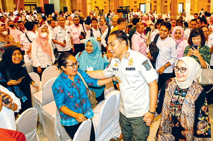 BERI SEMANGAT: Wali Kota Surabaya Eri Cahyadi menyapa seorang pengajar yang menghadiri acara pengarahan guru sekolah tingkat SD dan SMP se-Kota Surabaya di Graha YKP kemarin (11/10). - Image