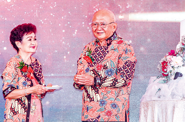 PENGABDIAN: Romo Widya Kusuma (kanan) bersama istrinya, Eng Giok Hwa, beberapa waktu lalu. Dia adalah pendiri Vihara Dhamma Jaya. - Image