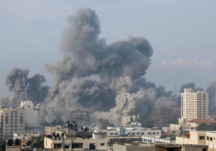 Asap hitam mengepul dari kawasan yang terkena serangan Israel di kota Gaza, Rabu (11/10). - Image