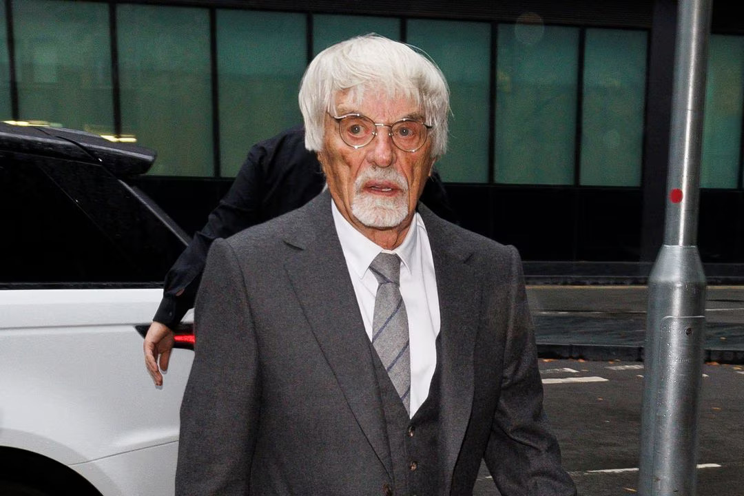 Mantan bos Formula Satu, Bernie Ecclestone ketika tiba di Pengadilan Southwark Crown di London, Inggris pada Kamis (12/10) untuk sidang kasus penipuan. (Sumber: REUTERS/Belinda Jiao) - Image
