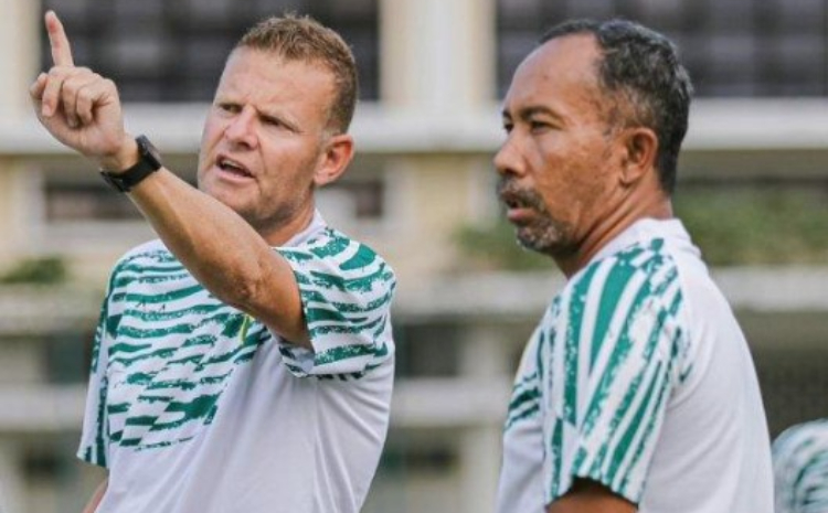 Josep Gumbau pelatih Persebaya./LIB - Image